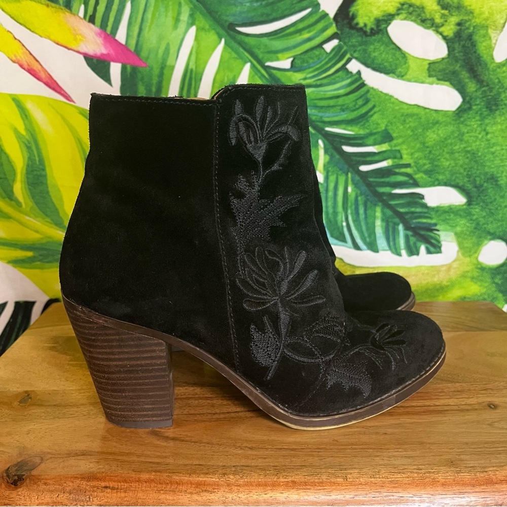Lucky Brand 8M Elenor Black Suede Floral Embroidered Boho School Ankle Booties